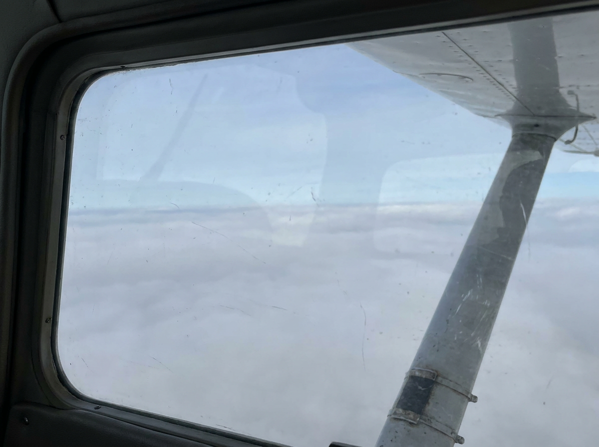 Quiet cloud layer and aircraft reference point.